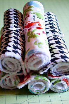 Burp Cloth Tutorial, Burp Cloths Diy, Burp Clothes, Sewing For Babies, Diy Outfits, Burp Rags, Diy Bebe, Sewing For Baby, Diy Baby Shower Gifts