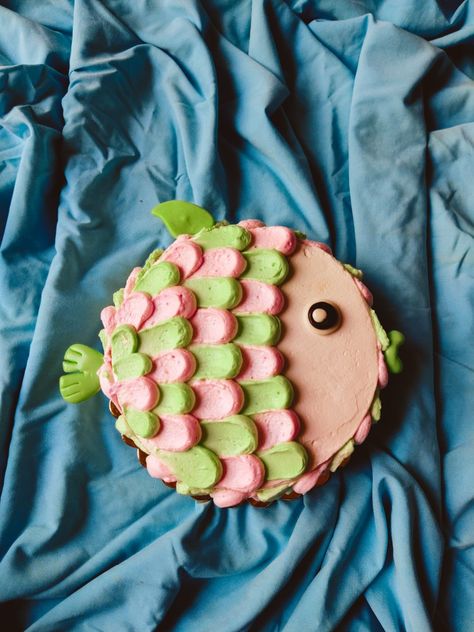 2nd Birthday Fish Theme, Chocolate Centrepiece, Fish Cake Design, Fish Themed Cake, Fish Shaped Cake, Pisces Party, Fish Birthday Cake, Chocolate Centerpieces, Small Businesses Ideas