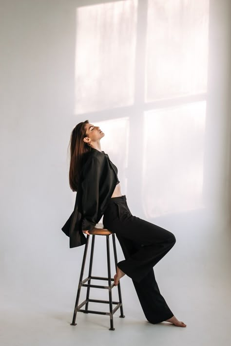 Model Stool Poses, Stool Poses Women, Poses With Stool, Sitting Chair Poses, Elegant Studio Photoshoot, Chair Photoshoot Ideas, Stool Photoshoot Photo Ideas, Sitting On Chair Poses, Model Sitting Poses