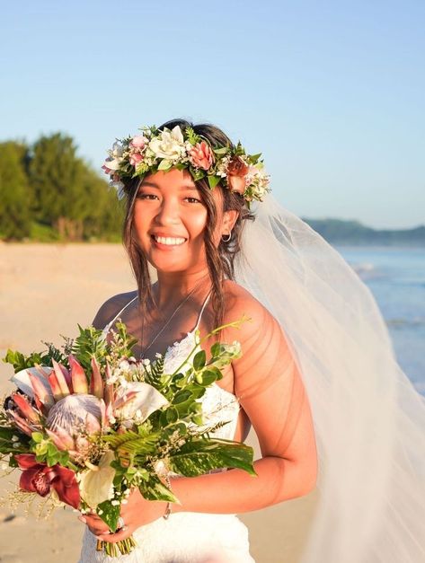 #kaululaniflorals #tropicalwedding #weddingflorals #wedding #beachwedding #hawaiiweddings #floraldesigner #hawaiifloralldesigner #tropicalbouquets #leipoo #lei #weddingdesigner #hawaiianflorals #hawaiianfloraldesigner Haku Lei Wedding Hair, Wedding Hairstyles With Haku Lei, Haku Lei Wedding, Hawaiian Bridal Hair, Hawaiian Haku Lei Wedding, Wedding Dress Hawaii, Wedding Haku Lei, Samoan Wedding Traditions, Hawaiian Wedding Bouquet