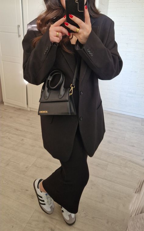 Jacquemus Outfit Bag, Blazer And Maxi Dress Outfit, Black Jacquemus Bag Outfit, Jacquemus Bag Outfit, Jacquemus Chiquito, Black Bag Outfit, Samba Outfit, Jacquemus Bag, Classy Fits