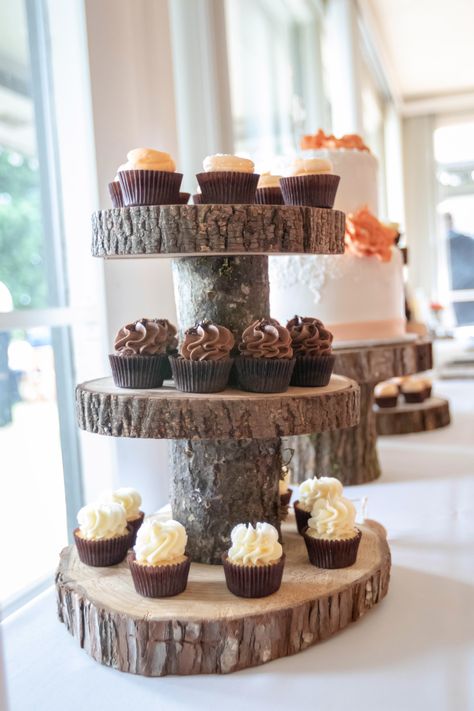 Wood Slice Cupcake Display, Tiered Cupcake Stand Diy Rustic Wood, 3 Tier Cupcake Stand Diy Rustic Wood, Wood Slice Cupcake Stand, Cupcake Wood Stand, Diy Wood Cupcake Stand, Cupcake Display Ideas, Rustic Cupcake Display, Cupcake Stand Diy