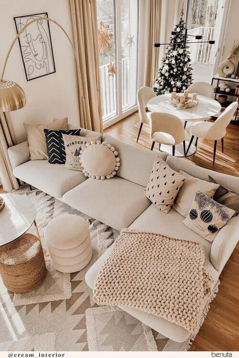 Cream Home Interior, Taupe Christmas Decor, Cozy Cream Living Room, Taupe And Cream Living Room, Cream Wall Living Room, Beige Decor Living Room, Cream Rug Living Room, Small Cosy Living Room, Taupe Living Room Decor