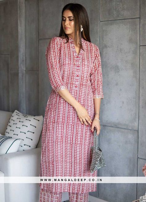 Latest Kurti Designs Pattern, Printed Kurti Designs, Cotton Suit Designs, Cotton Dress Pattern, Stylish Kurtis Design, Simple Kurta Designs, Designer Kurti Patterns, Simple Kurti Designs, Frock For Women