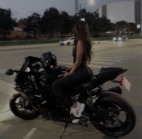 Motorcyle Woman Aesthetic, Biker Girl Outfits Aesthetic, Girl Biker Aesthetic, Bike Pictures Photo Ideas, Morana Vitalio The Predator, Sofia Smith, Motorbikes Women, Smith Aesthetic, Morana Vitalio