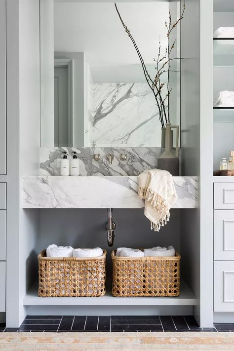 32 Smart and Pretty Towel Storage Ideas Kate Lester Interiors, Towel Storage Ideas, Kitchen Towels Storage, Tiny Dining Rooms, Linen Closet Storage, Bathroom Towel Storage, Bathroom Upgrade, Sophisticated Bathroom, Gorgeous Bathroom