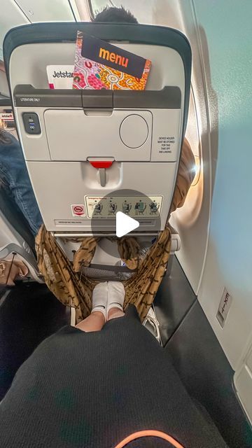 Airplane Seat Hacks, What To Do On Airplane, Airline Hacks Tips And Tricks, Airplane Sleeping Hacks, Hotel Snacks To Pack, How To Sleep On A Plane, Travel Ideas Packing, Flying Hacks, Airplane Travel Hacks