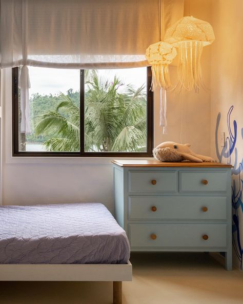 This nautical themed room is the perfect spot for the ultimate sea escape 🐋 🦑 Via: @casanatoca Photos: @andrenazarethfoto #cubbyathome #natocadesign #children'sroom #sharedroom #bunkbeds #childrensroom #kidsroom #kidsdecor #beachhouse #kidsdecoration Sea Creature Bedroom, Submarine Bedroom, Cas Room, Nautical Kids Room Overstock, Nautical Kids Bedroom Pottery Barn Kids, Ocean Kids Bedding, Ocean Themed Bedroom, Theme Vintage, Vintage Ocean