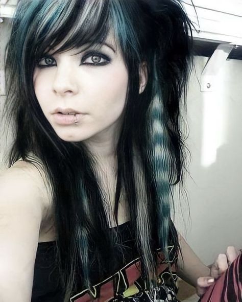 Emo Myspace, Scene Hair Long, Emo Hair Color, Scene Haircuts, 2000s Hairstyles, Scene Makeup, Emo Scene Hair, Cute Haircuts, Dyed Hair Inspiration