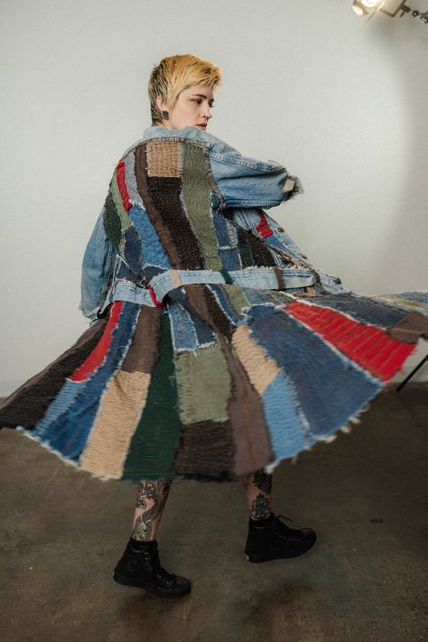 Reworked Denim Jacket, Diy Coat, Patchwork Coat, Cool Coats, Upcycle Clothes Diy, Denim Quilt, Recycled Jeans, Clothes Diy, Upcycle Jeans