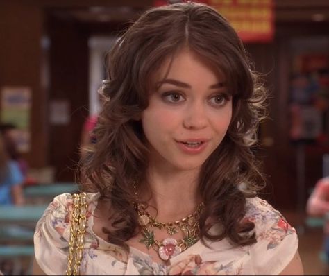 Geek Charming fashion movie Sarah Hyland Geek Charming, Geek Charming Aesthetic, Geek Charming Dylan, Dylan Schoenfield, The Clique Movie, Hailey Modern Family, Hailey Dunphy, Sara Hyland, Sarah Hyland Hair