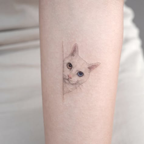 Gray And White Cat Tattoo, White Cat Tattoo Ideas, Cat Mom Tattoo, White Cat Tattoo, Tattoo Gato, Cat Portrait Tattoos, 50 Tattoo, Cat Tatto, Dog Memorial Tattoos