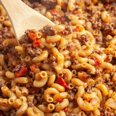 This easy slumgullion recipe, or American goulash recipe, can be made with just a few simple ingredients. I delicious, hearty dinner that the whole family will enjoy. This slumgullion is made with ground beef and elbow macaroni. Hamburger And Elbow Macaroni Recipes, Slum Gullion Recipe, Elbow Noodles And Ground Beef, Goolosh Recipe, Slumgullion Recipe, Classic Goulash Recipe, Elbow Pasta Recipes, Elbow Macaroni Recipes, American Goulash