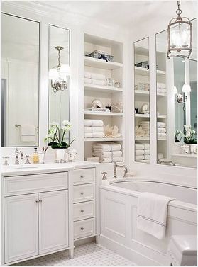 All White Bathroom. Clean yet functional design. From the Flat501 blog. Makeover Kamar Mandi, Panel Mirror, Traditional Bathroom Designs, Bad Inspiration, Pink Bathroom, Dream Bathrooms, Intelligent Design, Bathroom Renos, Dream Bathroom