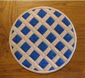 Pi Day pie plate hot pad mini tutorial by Slice of Pi Quilts Hot Pads Diy, Hot Pads Tutorial, Lattice Pie, Christmas Fabric Crafts, Happy Pi Day, Mini Tutorial, Scrap Fabric Crafts, Potholder Patterns, Sewing And Quilting