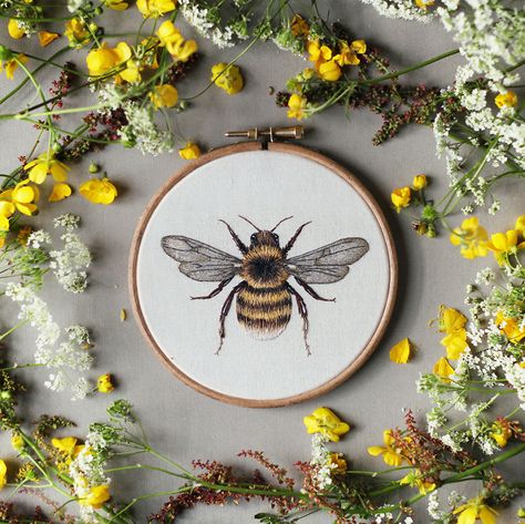 I Transform Pets Into Hand-Embroidered Portraits | Bored Panda Portrait Embroidery, Embroidered Portrait, Hipster Design, Bee Embroidery, Animal Embroidery, 자수 디자인, Bees Knees, Embroidery Inspiration, Embroidery Techniques