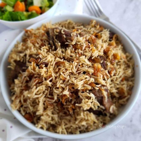 Nasi Kebuli is the Arab-Indonesian version of pilau rice that is cooked in spiced meat broth. It’s deliciously fragrant with a deep flavor of meat goodness. Lamb Pilaf, Rendang Recipe, Beef Rendang Recipe, Pilaf Rice, Beef Rendang, Pilau Rice, Cucumber Tomato Salad, Goat Meat, Beef Curry