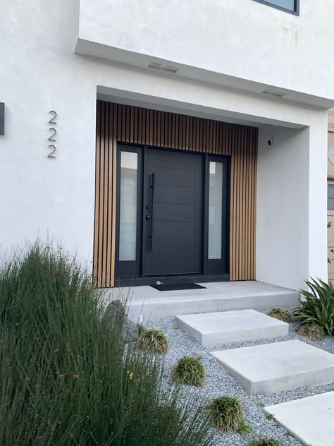 Modern Entrance Exterior, Garage Outdoor Design, Front Driveway Ideas Entrance Modern, Home Facade Design Ideas, Entrance Ideas Entryway Outdoor, Front Door Bungalow, Usi Exterior Casa, Modern Minimalist Facade, Door Steps Ideas Entrance