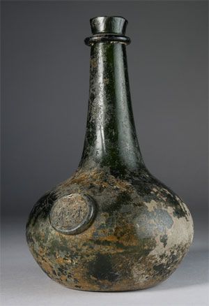 Ashmolean Museum: British Archaeology Collections - Wine Bottles and Seals Antique Wine Bottles, Old Wine Bottle, Green Wine Bottle, Ashmolean Museum, Wood Supply, Antique Glass Bottles, Glass Bottles Art, Antique Bottle, Natural Clay