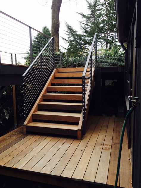 Black Finishes House, Modern Deck Stairs, Deck Staircase, Front Entry Landscaping, Deck Stair Railing, Modern Chalet, Deck Steps, Modern Deck, Garden Stairs