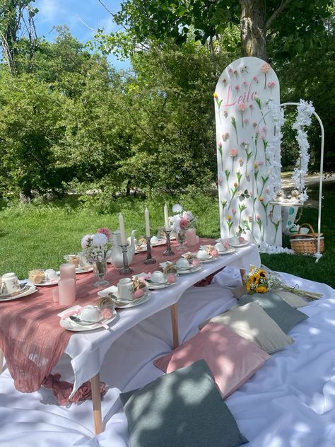 Tea Party Outdoor Backyards, Girly Brunch Decor, Cottage Birthday Party Ideas, Pink Picnic Party, Butterfly Picnic, Picnic Bday, Picnic Party Ideas, Pink Garden Party, Outdoor Tea Parties