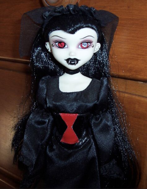 Begoths Dolls, Begoth Dolls, Vampire Goth Aesthetic, Bratz Fashion, Types Of Goth, Goth Dolls, 2000s Goth, Horror Dolls, Living Dead Dolls