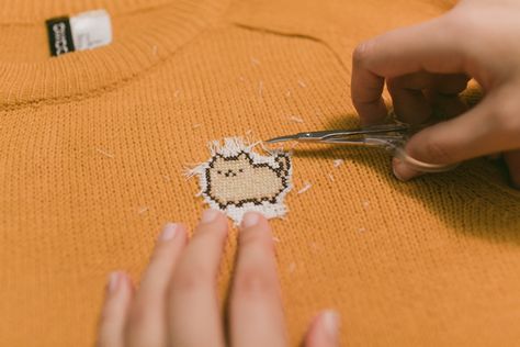 Pusheen cross-stitch DIY for a sweater - The cat, you and us Chopper One Piece Cross Stitch, Cross Stitch On Sweater, Cross Stitch Sweater, Cross Stitch Kawaii, Cross Stitch Ideas Projects, Cross Stitch On Clothes, Cross Stitch Clothes, Cross Stitch Patches, Cross Stitch Patch