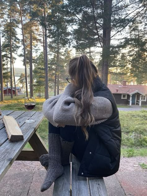 Cute Cabin Outfits Fall, Autumn Weather Outfits, Insta Photo Ideas Cold Weather, Cute Cabin Outfits, Summer Cabin Outfit, Fall Cabin Outfit, Cold Weather Photoshoot, Cold Weather Camping Outfits, Sweater Weather Aesthetic