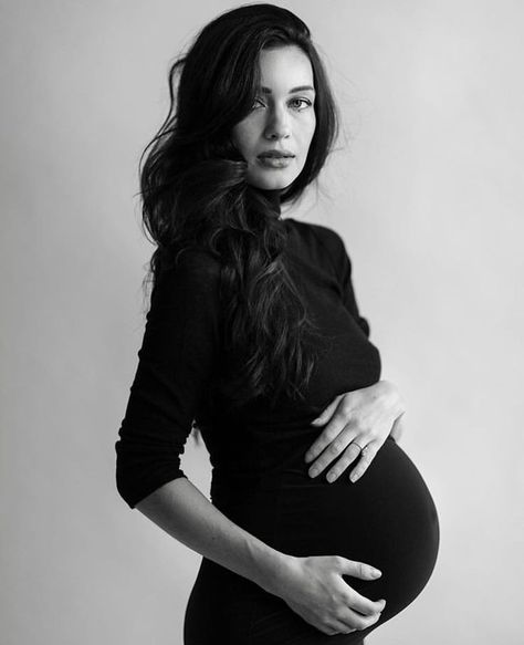 Maternity Photography Studio, Maternity Studio, Maternity Photoshoot Poses, Maternity Inspiration, Maternity Photography Poses, Tank Top Outfits, Foto Baby, Maternity Poses, Current Fashion