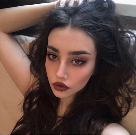 Feminine Makeup, Vampy Makeup, Dark Makeup Looks, Vampire Makeup, Formal Makeup, Smink Inspiration, Ethereal Makeup, Dope Makeup, Cute Makeup Looks