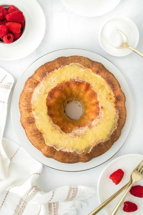 Crème Brulée Pound Cake Crème Brûlée Pound Cake, Ina Garten Pound Cake Recipe, Pound Cake Aesthetic, Adorable Desserts, Cake With Raspberries, Mini Bundt Cakes Recipes, Bundt Cake Recipes, Christmas Dinner Desserts, Magic Custard Cake