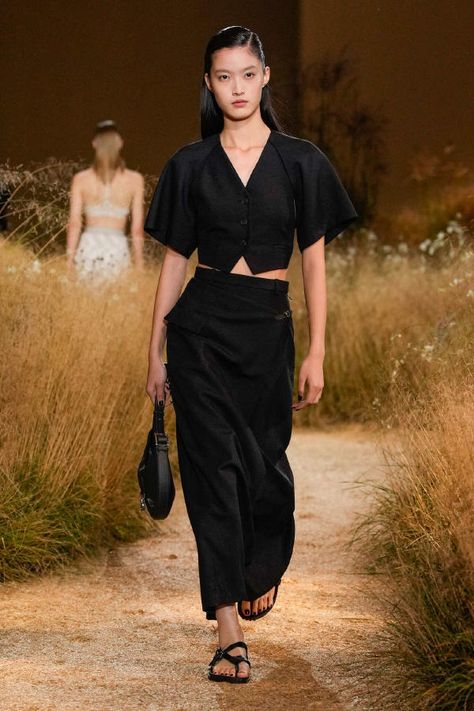 Hermès Spring Summer 2024 Fashion Show Hermes Fashion Show, Hermes Fashion, Spring Summer 2024, Spring 2024, Minimal Fashion, Fashion Week Spring, Summer 2024, Missoni, Paris Fashion