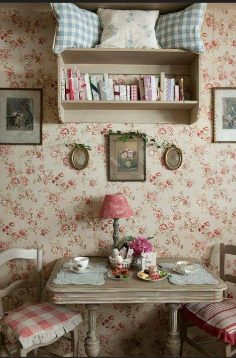 Coquette House, English Cottage Decor, Camera Vintage, Cottage Interiors, Pretty Room, Vintage Room, Dream Rooms, Dream House Decor, Dream Home Design