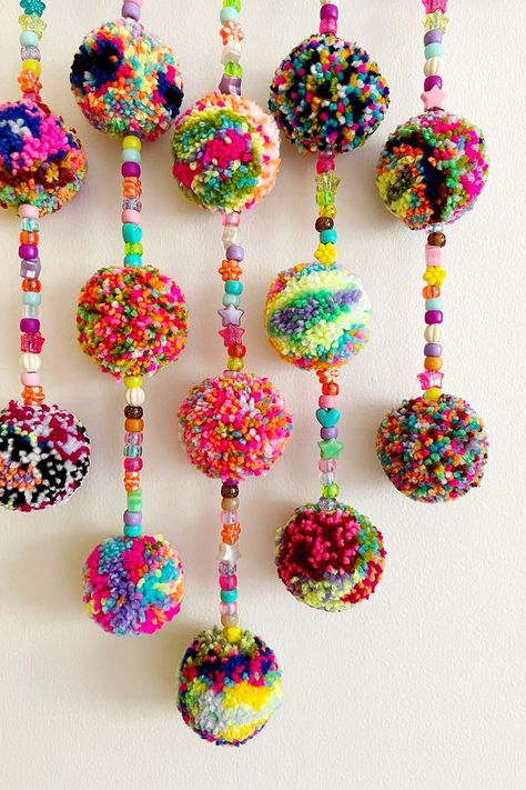 Pompom Art Wall Hangings, Pompom Garland Bedroom, Pom Pom Planets, Craft Hanging Decorations For School, Pom Pom Ghost Craft, Pom Pom Home Decor, Chunky Yarn Pom Pom Diy, Cute Pom Pom Crafts, Animal Pom Poms Diy