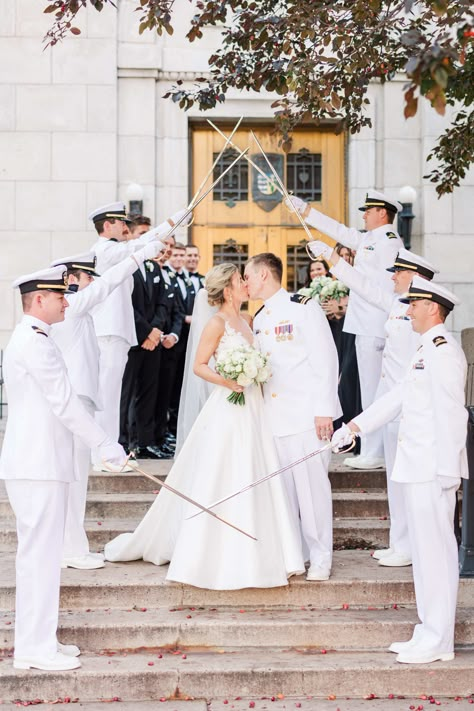 Us Navy Groom, Navy Uniform Wedding, Us Navy Wedding Ideas, Naval Officer Wedding, Navy Seal Wedding, Military Wedding Navy, Military Wedding Photos, Navy Couple Pictures, Navy Sailor Wedding