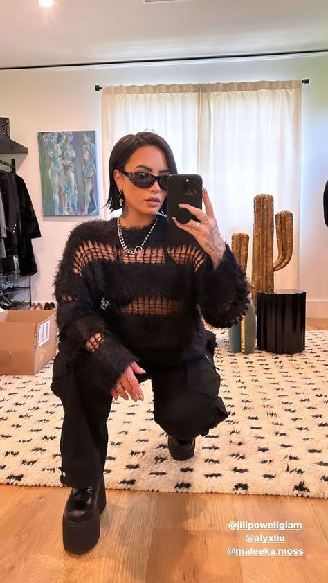 Demi Lovato Style Outfits, Demi Lovato Short Hair, Venus Virgo, Demi Lovato Hair, Demi Lovato Style, Grunge Looks, Rocker Girl, Influencers Fashion, Demi Lovato