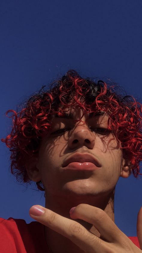 Red Highlights On Dark Hair Curly Men, Men With Red Highlights, Men Curly Dyed Hair, Dyed Hair Men Curly, Curly Red Hair Men, Hair Color For Dark Skin Men, Curly Hair Dye Ideas Men, Red Curly Hair Men, Curly Hair Highlights Men