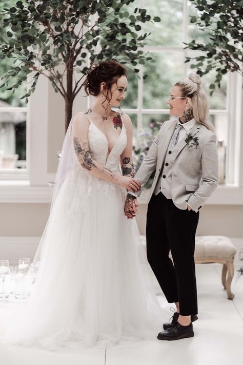 Lesbian Boho Wedding, Lesbian Wedding Hairstyles, Lesbian Suits Wedding, Gay Wedding Dress, Renfaire Wedding, Lesbian Wedding Outfits Suits Style, Tomboy Wedding Outfit, Lgbt Wedding Attire, Lesbian Wedding Suit