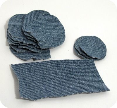 PerlillaPets: Tutorial & creative recycling: rose made of jeans! Denim Flowers Tutorial, Denim Earrings, Denim Crafts Diy, Fabric Flower Brooch, Blue Jeans Crafts, Fabric Flower Tutorial, Rose Tutorial, Denim And Diamonds, Handmade Flowers Fabric