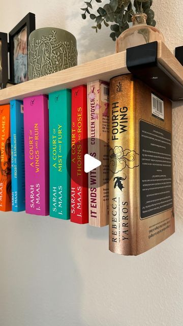 Upside Down Book Shelf, Easy Book Shelves Diy, Diy Narrow Bookshelf, Book Organization Ideas Small Spaces, Diy Book Shelf Wall Small Spaces, How To Decorate With Books, Creative Book Storage Ideas, Unique Bookshelf Ideas, Diy Floating Bookshelf