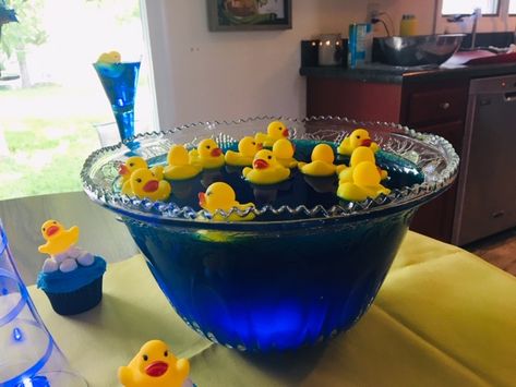 Rubber Duck Pond Punch (punch made with Blue Hawaiian Juice, Pineapple Juice, and Sprite) Baby Shower Songs, Gender Reveal Food, Baby Shower Punch Recipes, Baby Shower Punch, Gender Reveal Party Theme, Elmo Birthday Party, Baby Shower Duck, Baby Reveal Party, Sesame Street Birthday Party