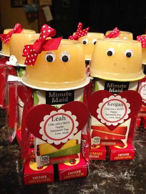 VALENTINE ROBOTS...made with a Juice Box, Apple Sauce, & Raisins! These are so cute & something healthy to give the kids! Valentines Robots, Valentines Bricolage, Valentines Snacks, Healthy Valentines, Valentinstag Party, Valentines Gift Bags, Valentine Gifts For Kids, Kid Projects, School Treats