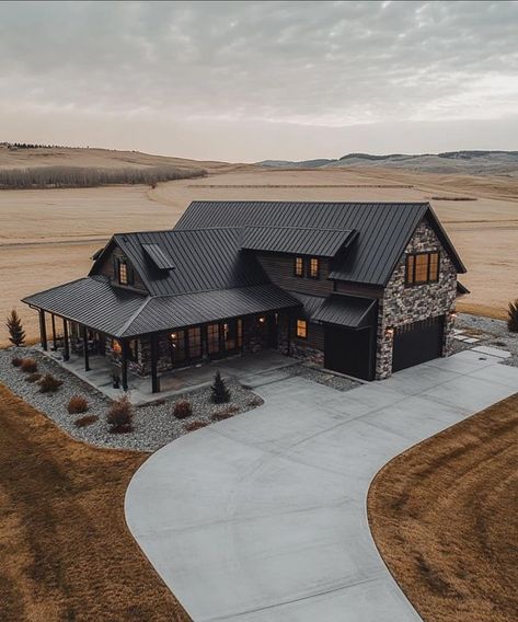 Best Barndominium Homes | Absolutely Beautiful Barndominium 😍🏠 | Facebook Dream Ranch House, Black And Brown Barndominium, Barndominium Ideas Exterior Rustic, All Black Exterior House, House On A Ranch, Modern Farm Houses, Dark Modern Farmhouse, Western Houses, Farmhouse Design Exterior