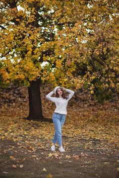 Fall Poses For Instagram, Street Photography Portrait, Fall Photo Shoot Outfits, Lake Photoshoot, Senior Photo Outfits, Photography Pics, Portrait Photography Women, Stylish Photo Pose, Senior Pictures Poses