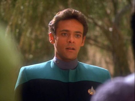 Alexander Siddig as Dr. Julian Bashir in Star Trek Deep Space Nine ❤ Julian Bashir, Alexander Siddig, Stark Trek, Star Trek Deep Space Nine, Star Trek Ds9, Deep Space 9, Deep Space Nine, Star Trek Funny, Star Trek Images