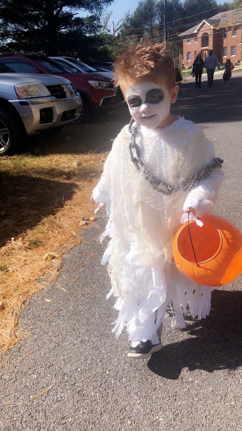 My LO wanted to be a “homemade” ghost for Halloween! So I gave it a whirl! Not too bad ! $5 sheet from Walmart, cheese cloth and chain from the dollar store 😍 Scary Ghost Halloween Costume, Boy Ghost Costume, Ghost Fancy Dress, Sheet Ghost Costume, Toddler Ghost Costume, Ghost Costume Kids, Diy Costumes For Boys, Boys Halloween Costumes Diy, Ghost For Halloween