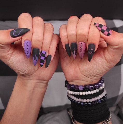 Pink Goth Nails Grunge, Punk Nail Art Grunge, Black Pink And Purple Nails, Black Emo Nails Short, Emo Gel Nails Short, Soft Grunge Nails Aesthetic, Rock Band Nail Art, Pink Purple Black Nails, Grunge Spring Nails