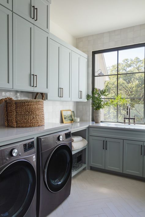 Bandit Trail - Transitional - Laundry Room - Dallas - by Kat Black Interiors | Houzz Transitional Modern Laundry Room, Laundry Room Black Appliances, Laundry Room Black, Transitional Powder Room, Modern Laundry Room, Transitional Laundry Room, Black Interiors, Grey Laundry Rooms, Modern Laundry