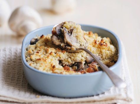 Découvrez la recette Crumble aux champignons sur cuisineactuelle.fr. Paleo Meal Plan, Meatless Meals, Cooking Time, Parmesan, Food Lover, Food Blog, Vegetarian Recipes, Food Photography, Cooking Recipes