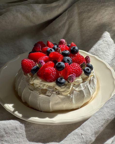 Pavlova ♥️🩰 ________________________________________________ #pavlova #aesthetic #ａｅｓｔｈｅｔｉｃ #beautifulfood #foodaesthetic #aestheticfood #lifestyleblog #mybaking #cutecake Pavlova Cake Aesthetic, Wedding Pavlova, Desserts Photoshoot, Christmas Aesthetic Food, Pavlova Aesthetic, Postres Aesthetic, Cake Pavlova, Pavlova Recipes, Birthday Tablescape